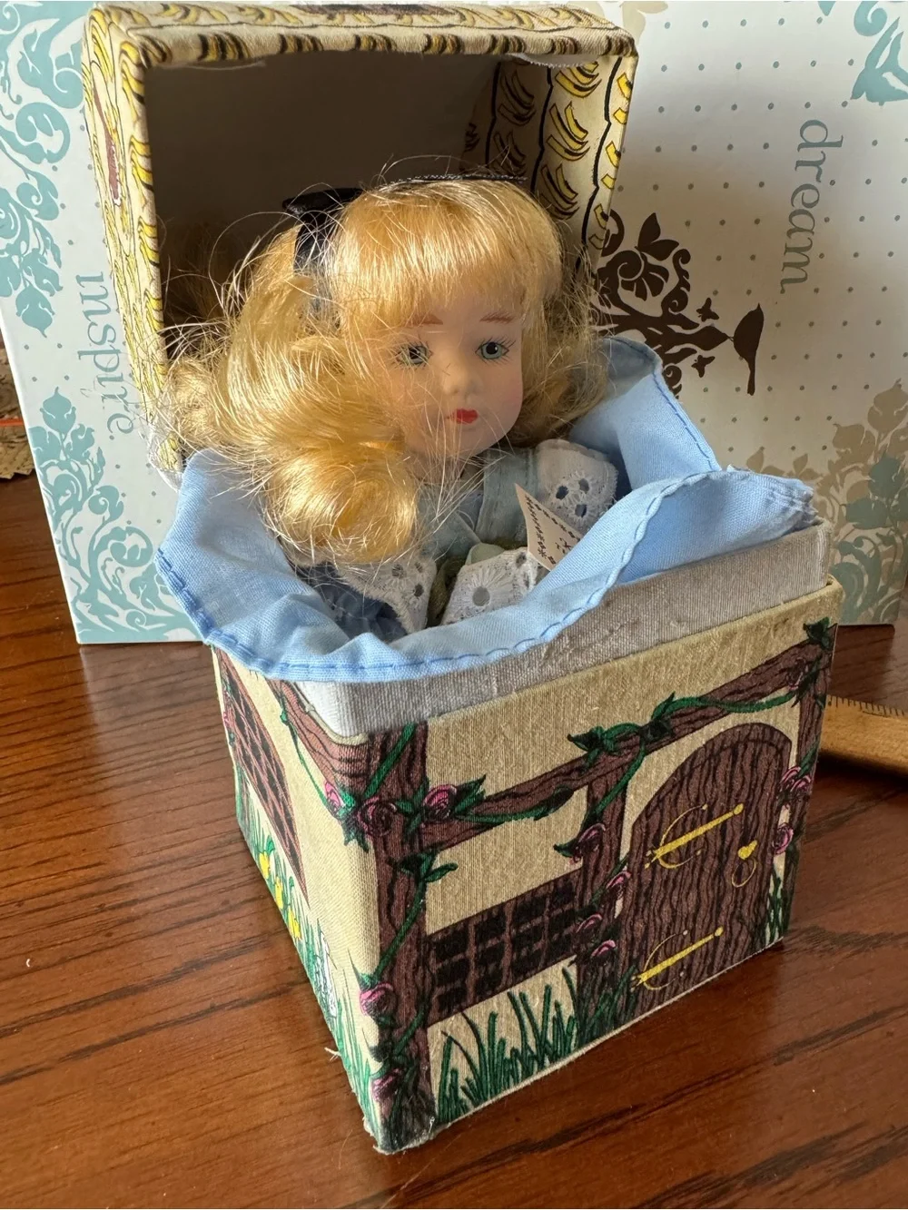 Alice In Wonderland Doll Kingstate Porcelain In House Cottage Box Vintage